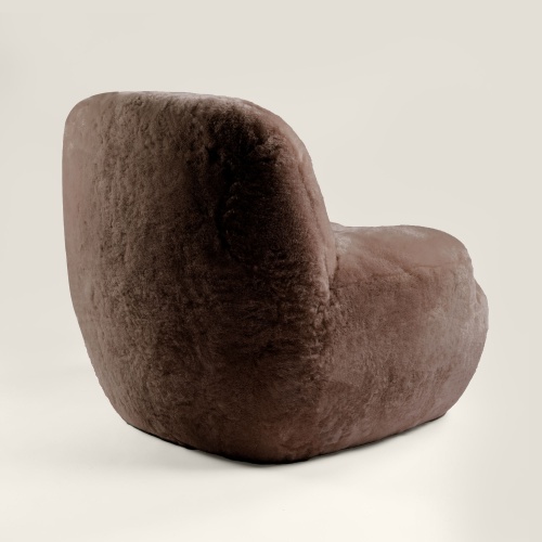 Ce fauteuil marron au dossier large est pensé pour votre Maison. Il trouvera sa place dans un bureau ou dans une entrée.