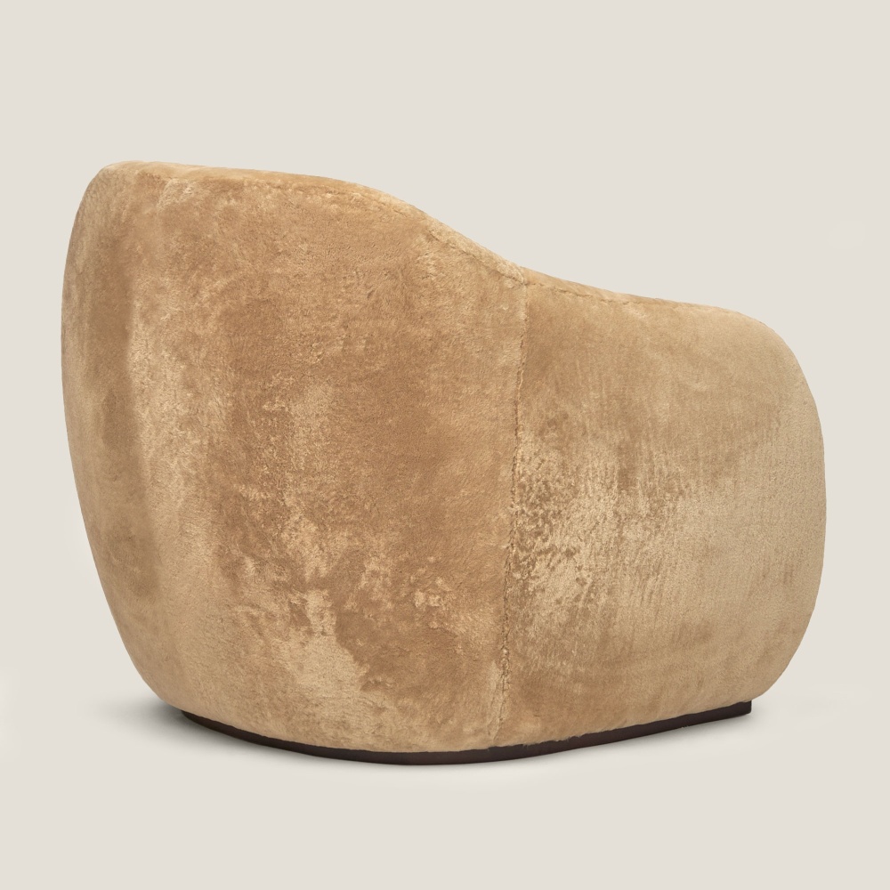 Very elegant armchair, customizable in many colors, entirely upholstered in warm golden shearling velvet by Norki.