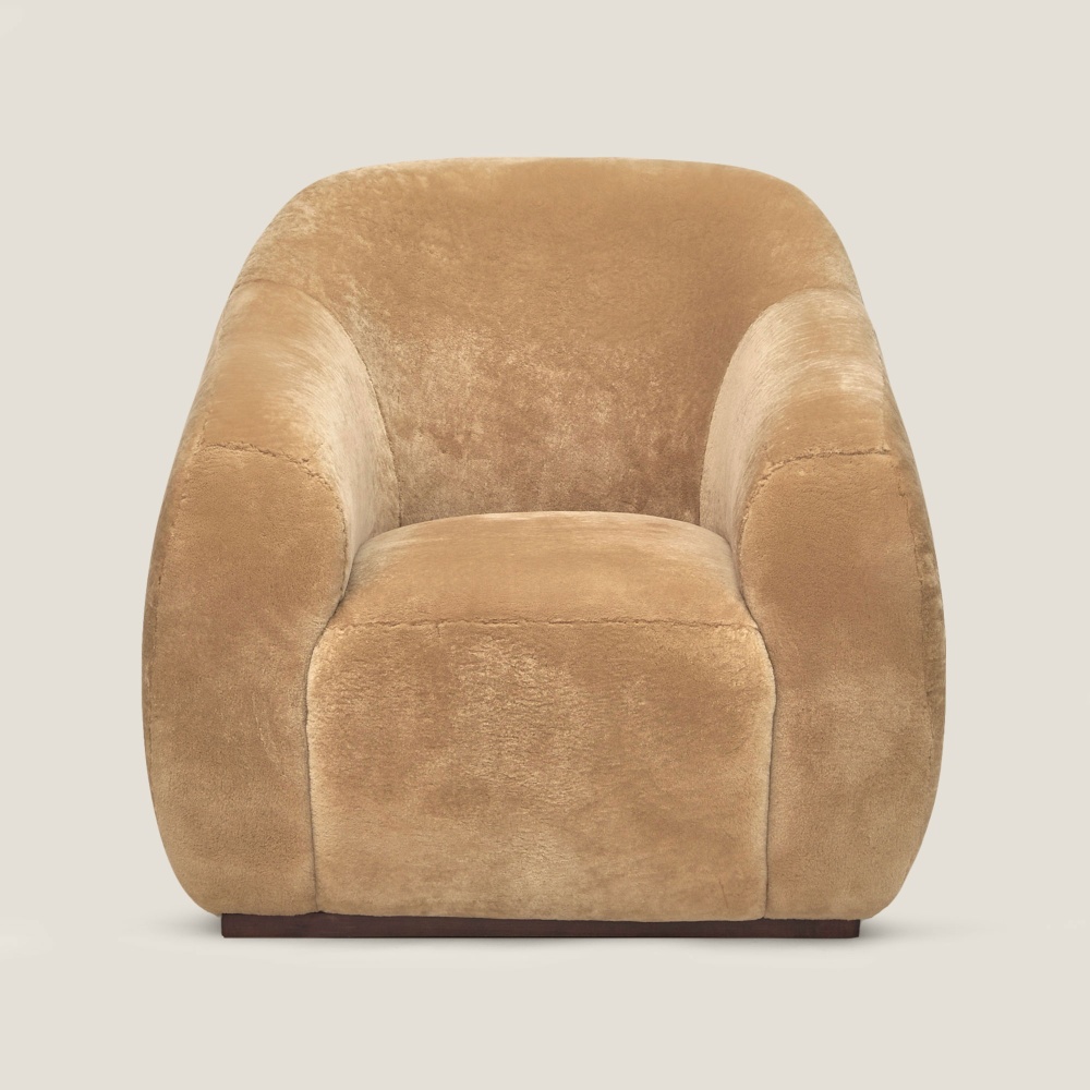 Une esthétique élégante et un confort absolu pour le fauteuil Coco Beige à l'assise large, de la Maison Norki.