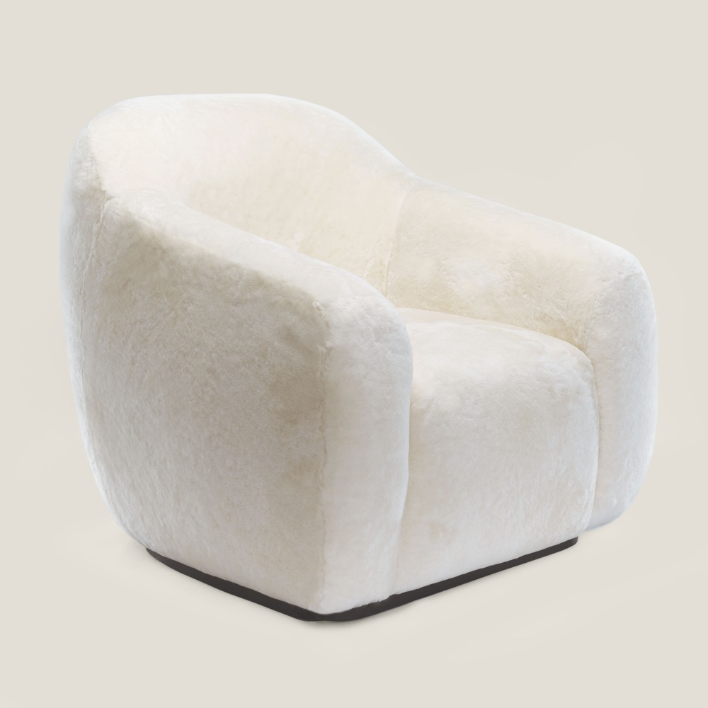 The luxury of a contemporary designer armchair in genuine white shearling - W 94 × H 86 × D 92 cm. Maison Norki.