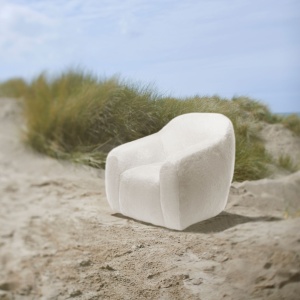 The luxury of a contemporary designer armchair in genuine white shearling - W 94 × H 86 × D 92 cm. Maison Norki.