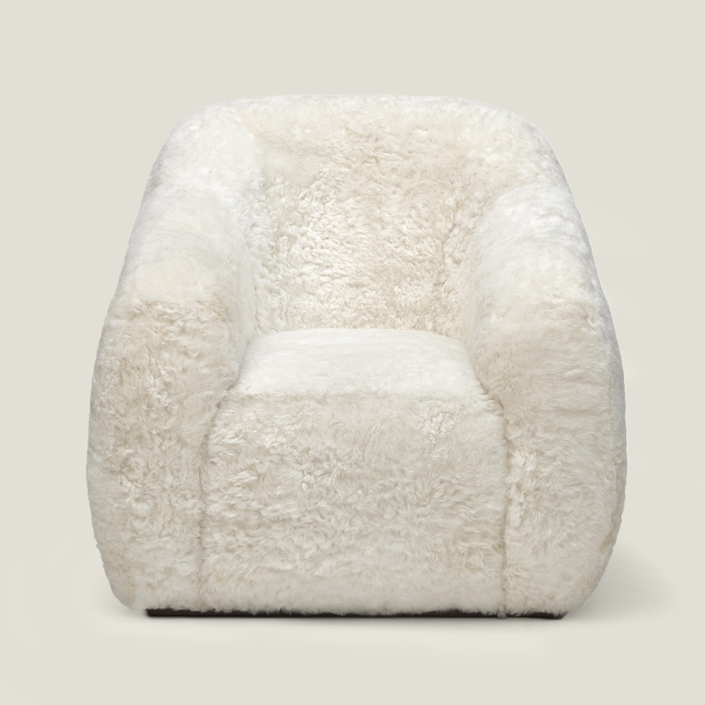 Mobilier d'exception made in france par Norki, pour ce luxueux fauteuil en peau de mouton blanche.