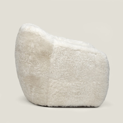 Rounded shapes and incredible comfort for this Coco armchair by Norki in white sheepskin, ideal for your living room.