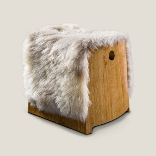 Designer pouffe in oak and sheepskin by Norki. Decorate your chalet with this high-end, made-to-measure furniture.