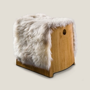 Pouf de créateur en chene et mouton signé Norki. Décorer votre chalet avec ce petit mobilier haut-de-gamme sur-mesure.