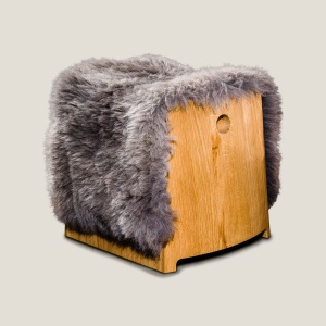 Pouf de créateur en chene et mouton signé Norki. Décorer votre chalet avec ce petit mobilier haut-de-gamme sur-mesure.