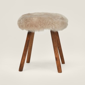 Rustic stool in sheepskin and solid pine, a simple design by Maison Norki.