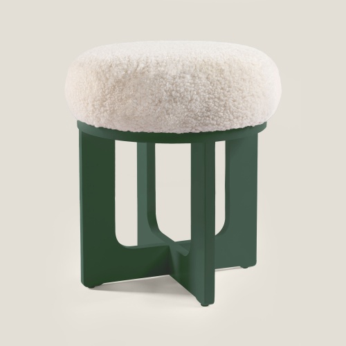 Pouf vert foncé et blanc élégant, assise blanche en peau lainée, pieds en bois laqué par Norki