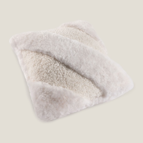 Grand coussin blanc haut-de-gamme bi-matière tout en relief - Dimensions 50 × 50 cm.