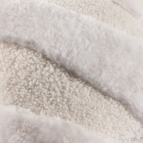 Luxurious and haute couture finishes for this elegant white cushion in sheepskin and white lambskin