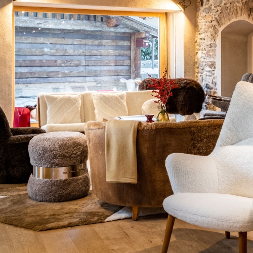 Décorer votre salon ou votre chambre avec des coussins, des poufs, un fauteuil Mama Bear de Hans Wegner dans une boutique Norki