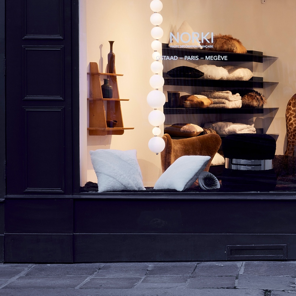 Acheter des coussins sur-mesure haut-de-gamme dans la boutique parisienne Norki de saint-germain des près.