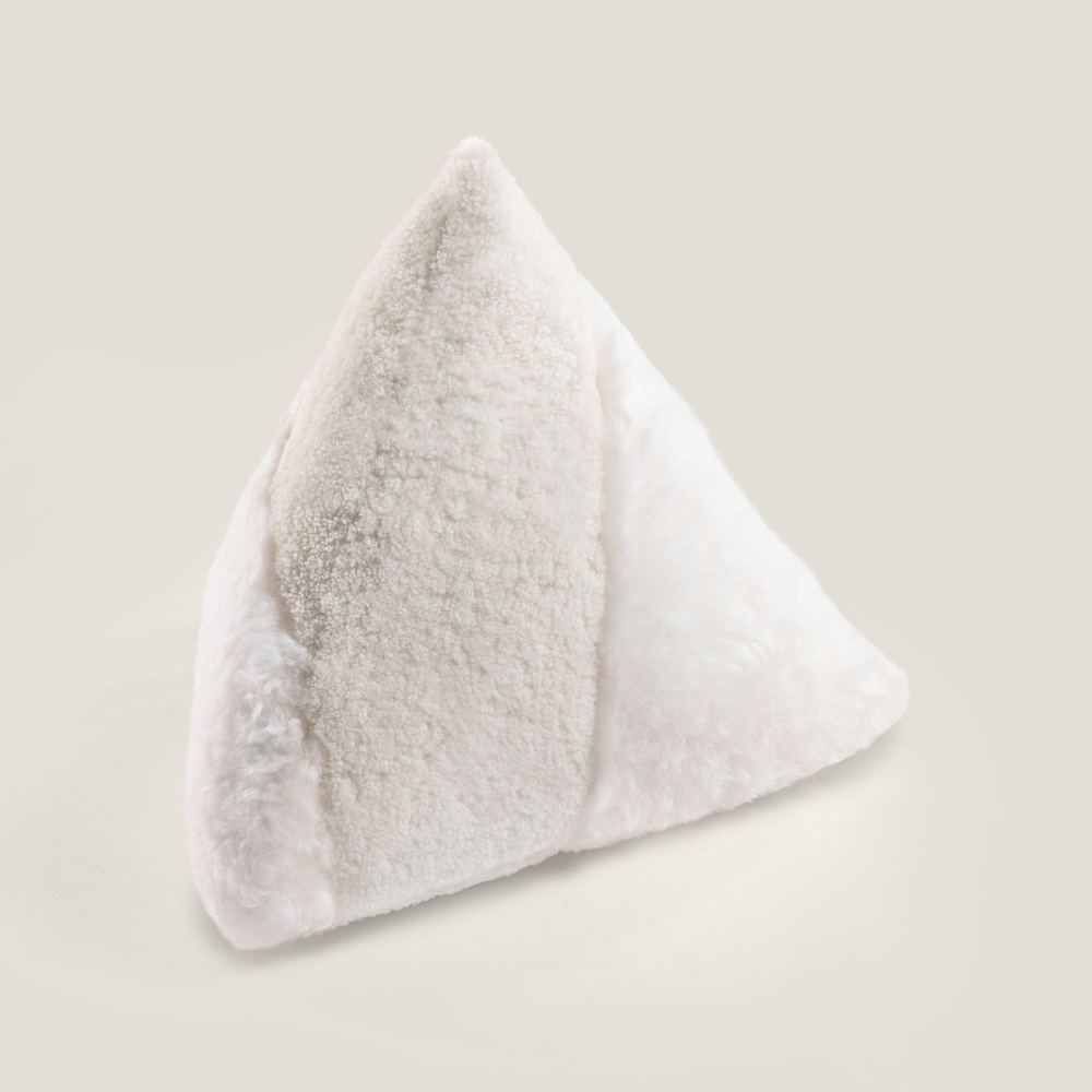 Coussin blanc de créateur chic en forme de pyramide - Atelier haute couture Norki