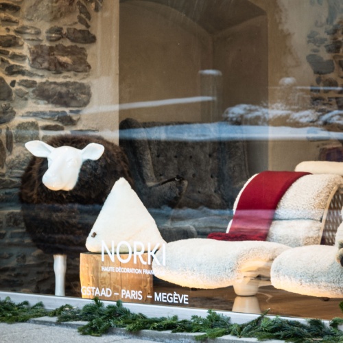 Cushions, throws, vintage furniture, sofas and armchairs, decorate your house or chalet with Norki objects