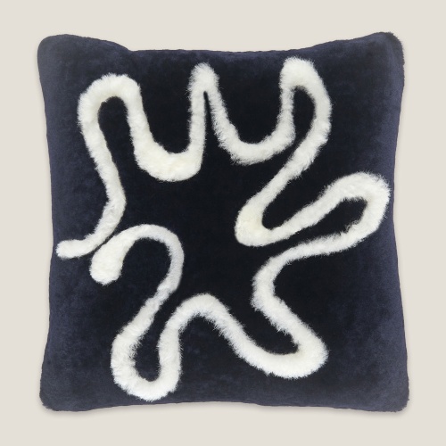 Un coussin carré, bleu marine avec un motif blanc qui reflète les vagues de la mer du Nord. Coussin intérieur plumes.