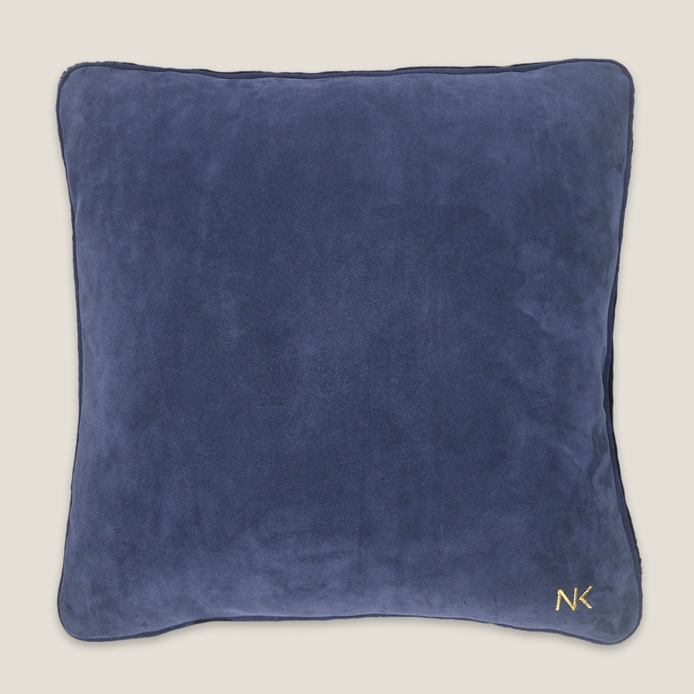 Coussin en cuir et peau de mouton bleu marine et blanc pour décorer votre maison de bord de mer