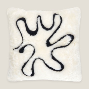 Coussin blanc de forme carrée avec un motif bleu abyssal reflétant les vagues de la mer du Nord. Coussin intérieur en plumes.