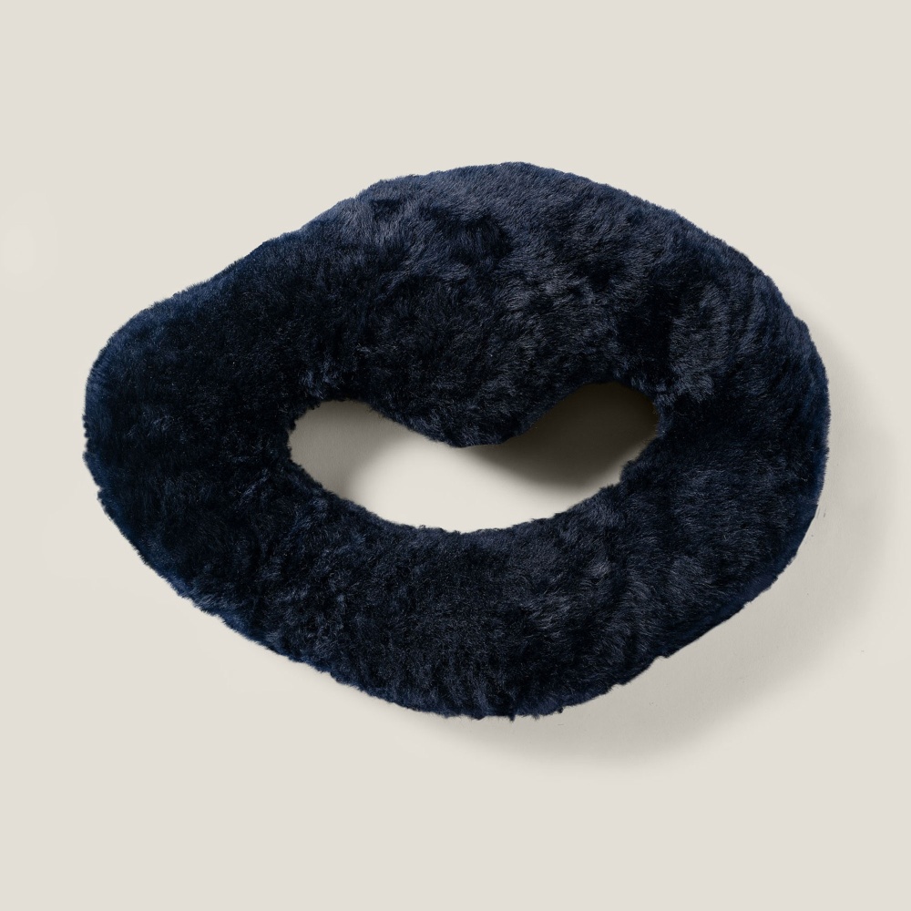 Navy-blue ring-shaped cushion in shared shearling, 1,80 × 1,31 × H 0,49 ft.