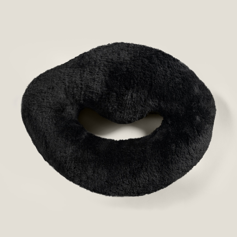 Black ring-shaped cushion in shared shearling, 1,80 × 1,31 × H 0,49 ft.