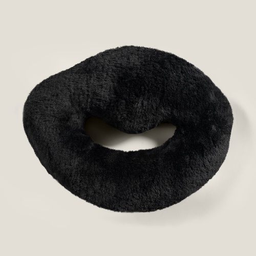 Black ring-shaped cushion in shared shearling, 1,80 × 1,31 × H 0,49 ft.