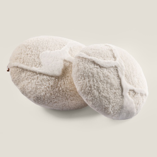 Chic, soft and comfortable white round cushion in shearling with timeless refinement