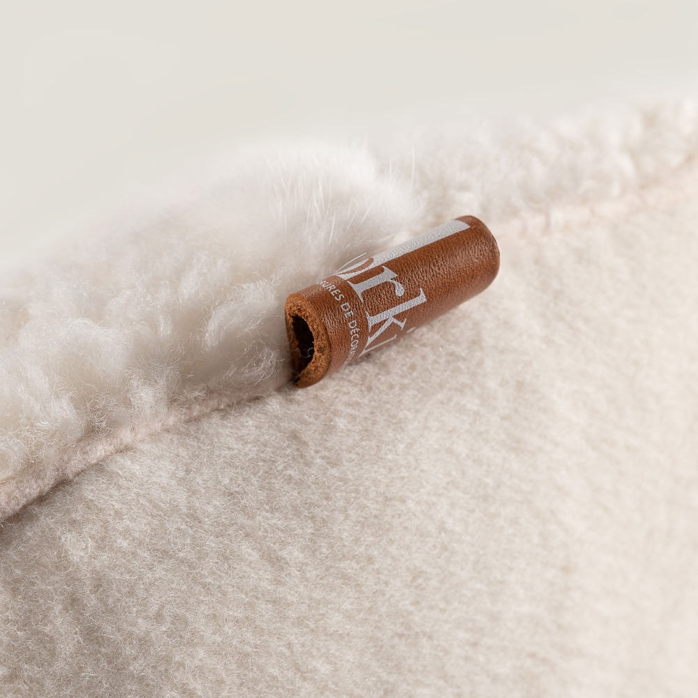 Coussin haut-de-gamme en peau de mouton blanche par Norki