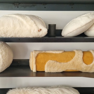 Acheter un long coussin en forme de polochon en cuir et peau lainée fabriqué en France à la main par Norki