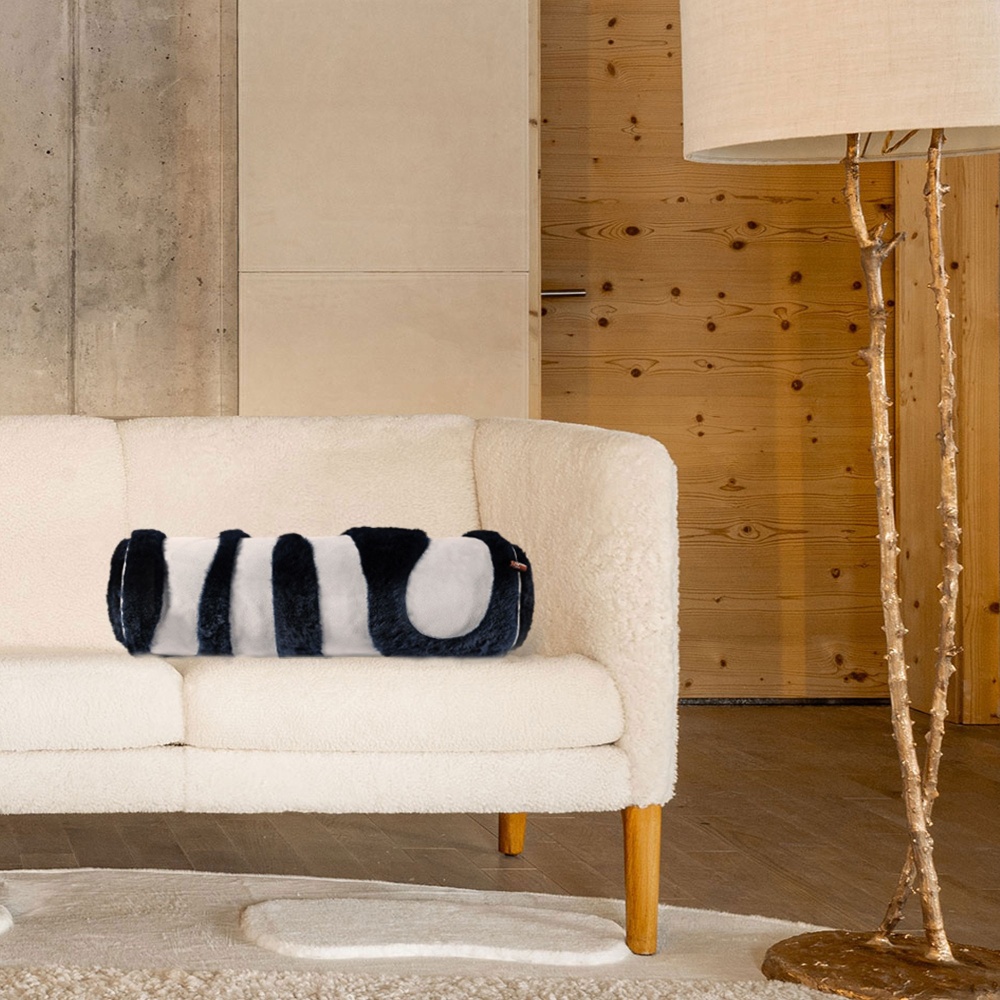 Canapé vintage Hans Wegner décoré d'un luxueux coussin en mouton bleu marine au confort absolu