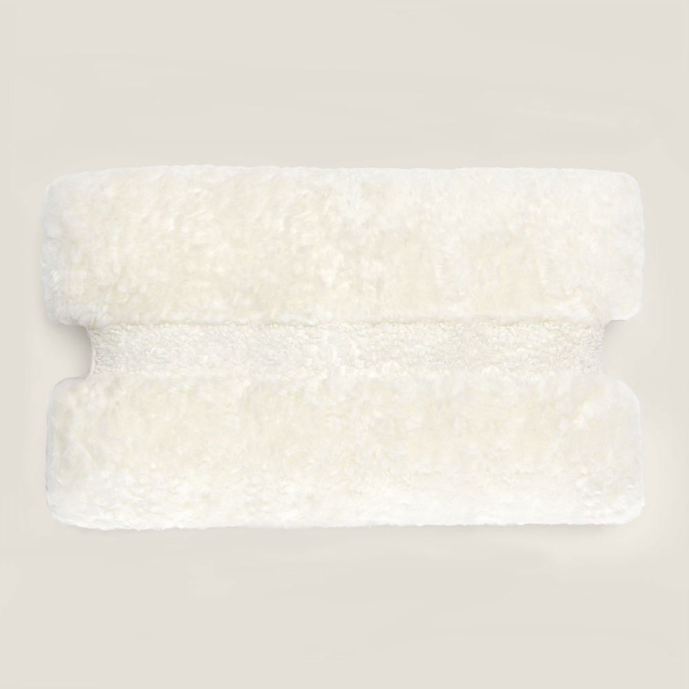 Achetez un coussin asymétrique rectangle blanc en peau lainée - Fabriqué en France par Norki