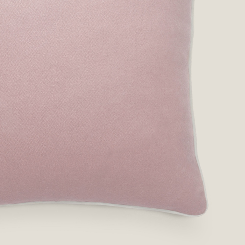 Coussin haute-couture sur-mesure en mouton cachemire et laine rose