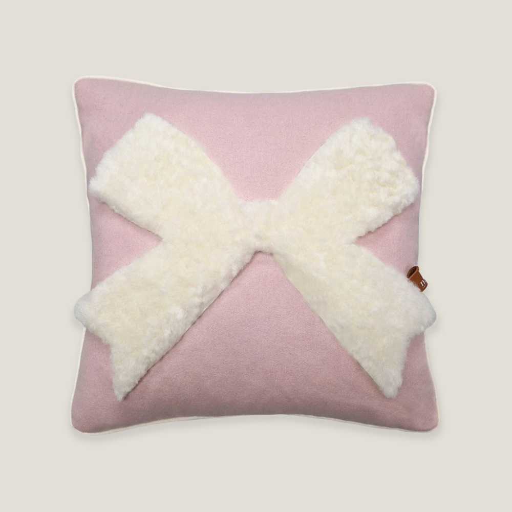 Pink and white square cushion in sheep and cashmere with a knot pattern by Norki