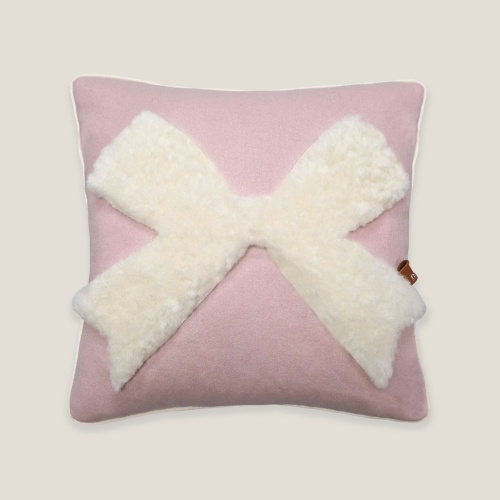 Coussin carré rose et blanc en mouton et cachemire avec un motif de noeud par Norki