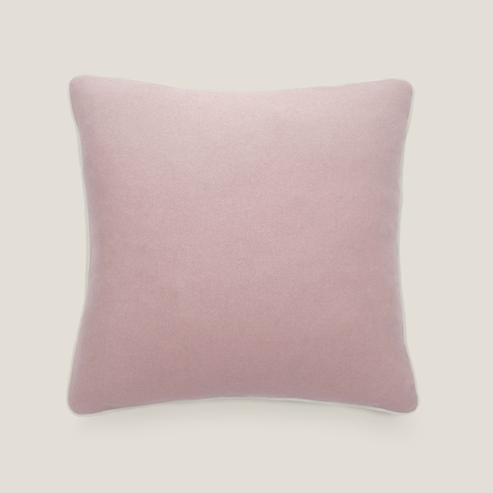 Gift square cushion in pink cashmere to decorate a girly and very feminine bedroom