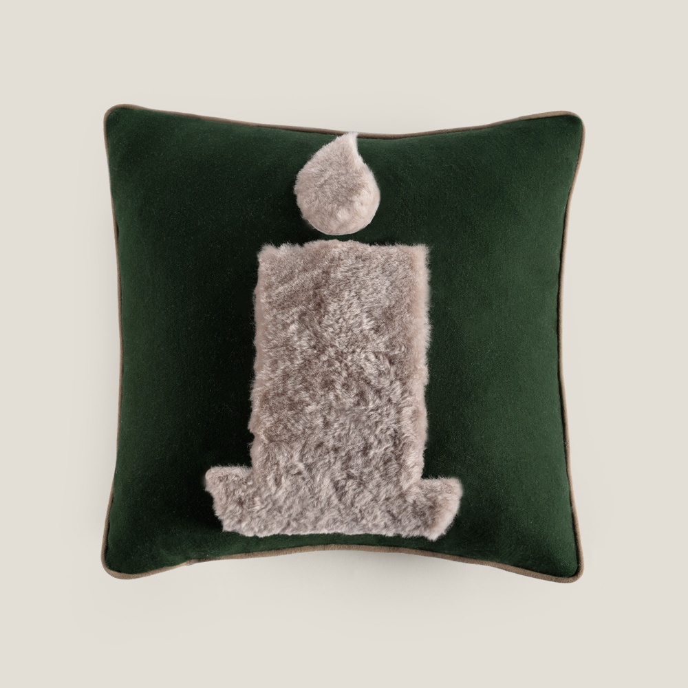 Acheter un coussin carré vert sapin et gris avec un motif de bougie fabriqué en France par Norki