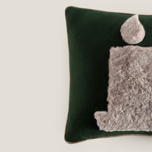 Décorer le canapé de votre salon avec des grands coussins chic vert foncé et gris clair