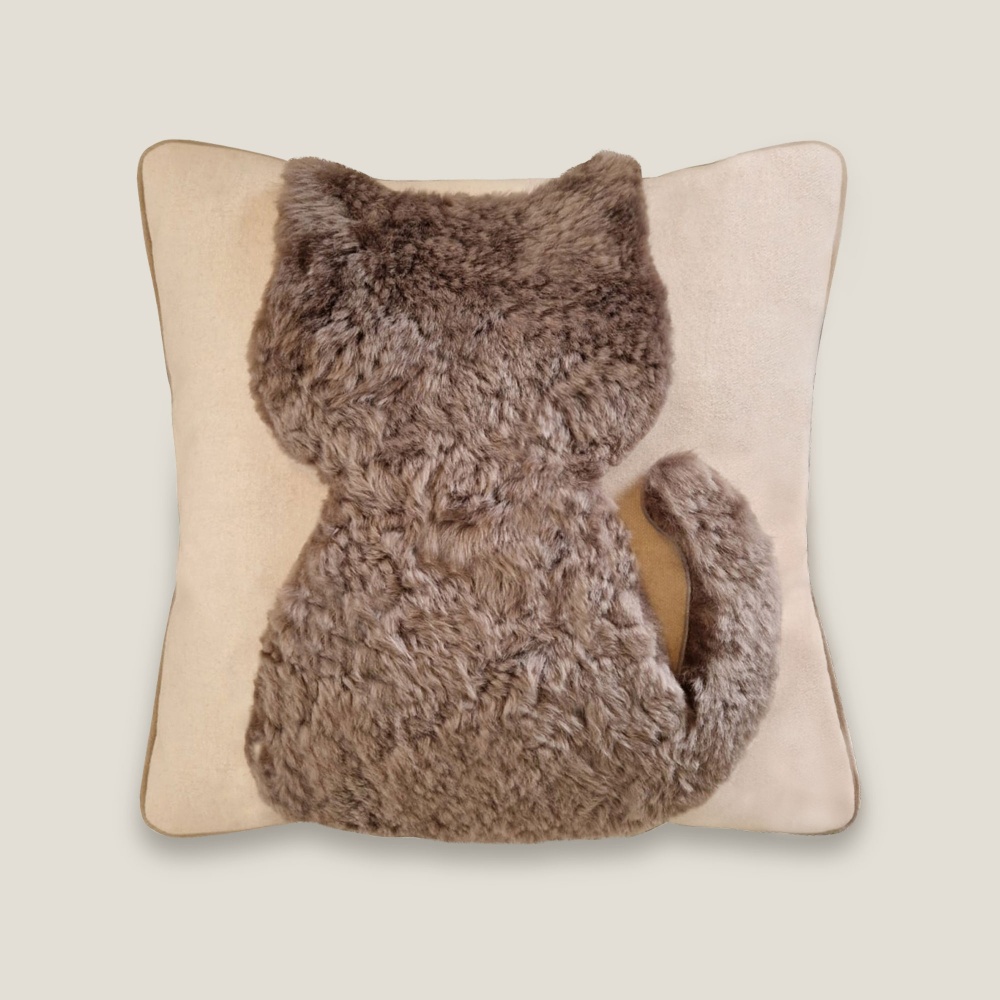 Coussin carré beige et marron clair au motif de chat en mouton par les ateliers Norki