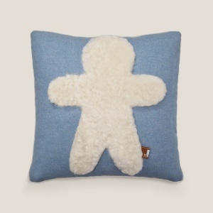 Coussin carré bonhomme de neige ou Manele alsacien bleu ciel et blanc par la Maison Norki