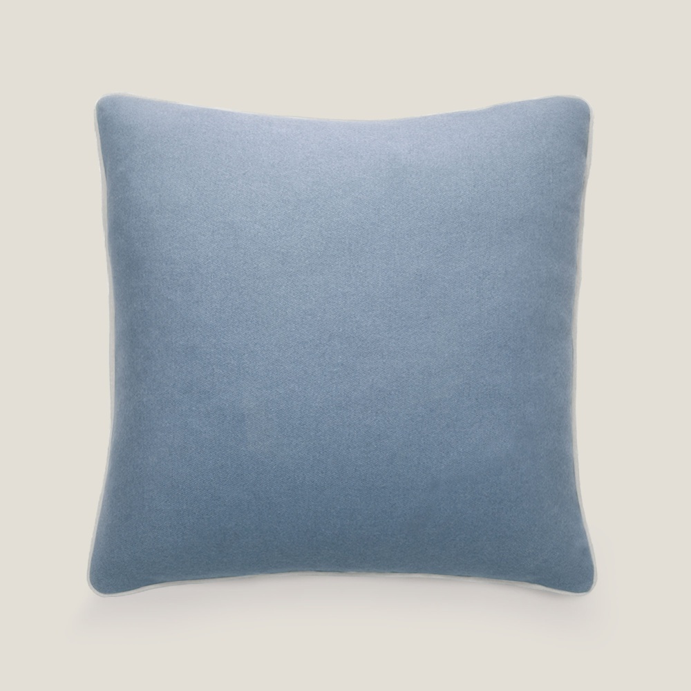 grand coussin bleu clair en laine cachemire idéal pour cadeau de Noel chic