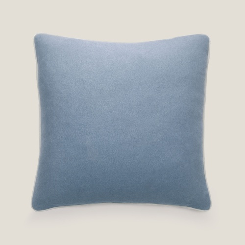 grand coussin bleu clair en laine cachemire idéal pour cadeau de Noel chic