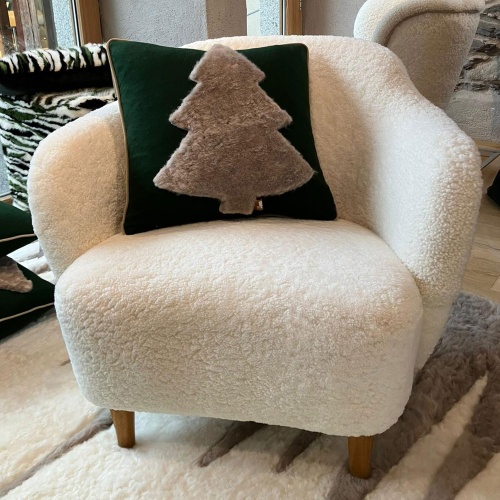 Boutique Norki de Megève pour acheter vos plus beaux cadeaux de Noel - coussin, plaid canapé et fauteuil luxueux