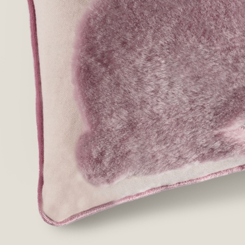 Finitions de qualité, coloris chic et luxe des matières pour ce coussin écru et rose pâle