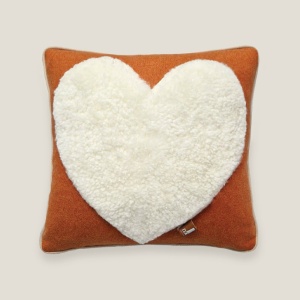 Élégant coussin orange et écru avec un motif en mouton blanc par Norki