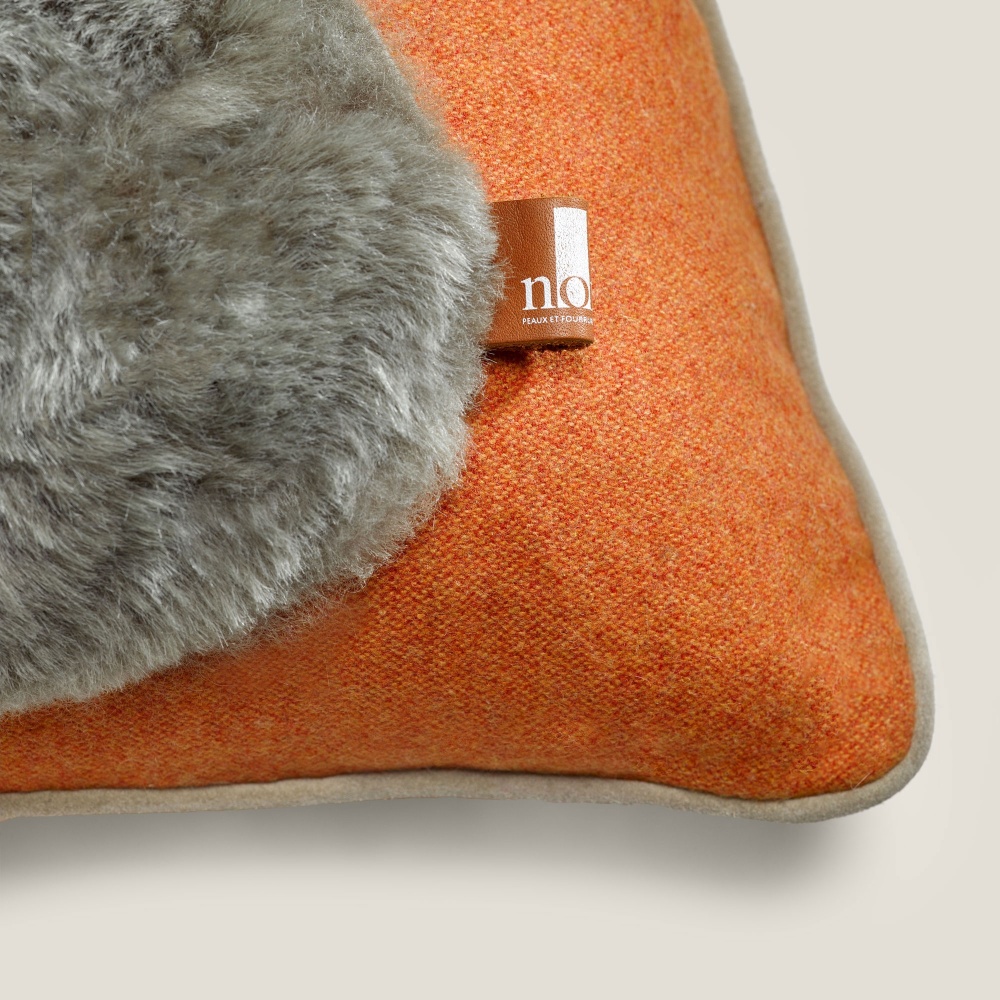 Acheter un coussin Norki orange foncé et marron clair pour décorer la chambre d'un enfant