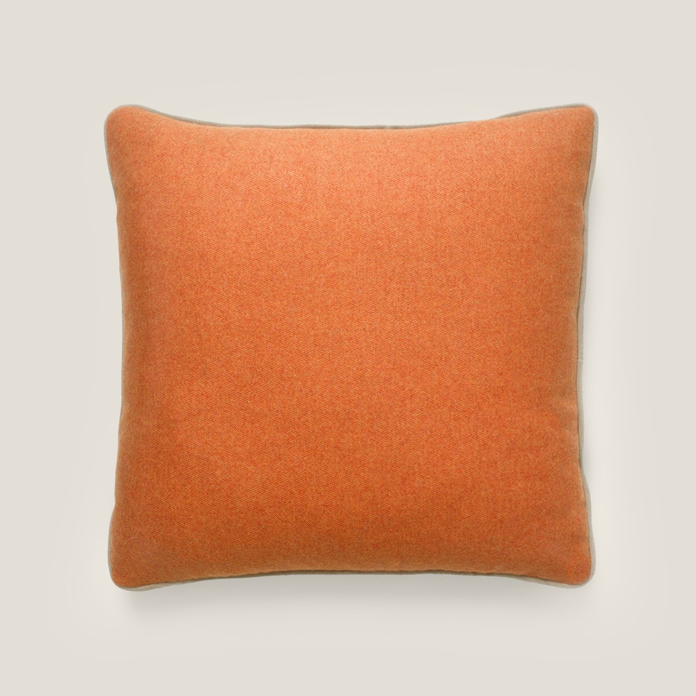 objet de décoration à part entière, coussin orange et beige haut-de-gamme