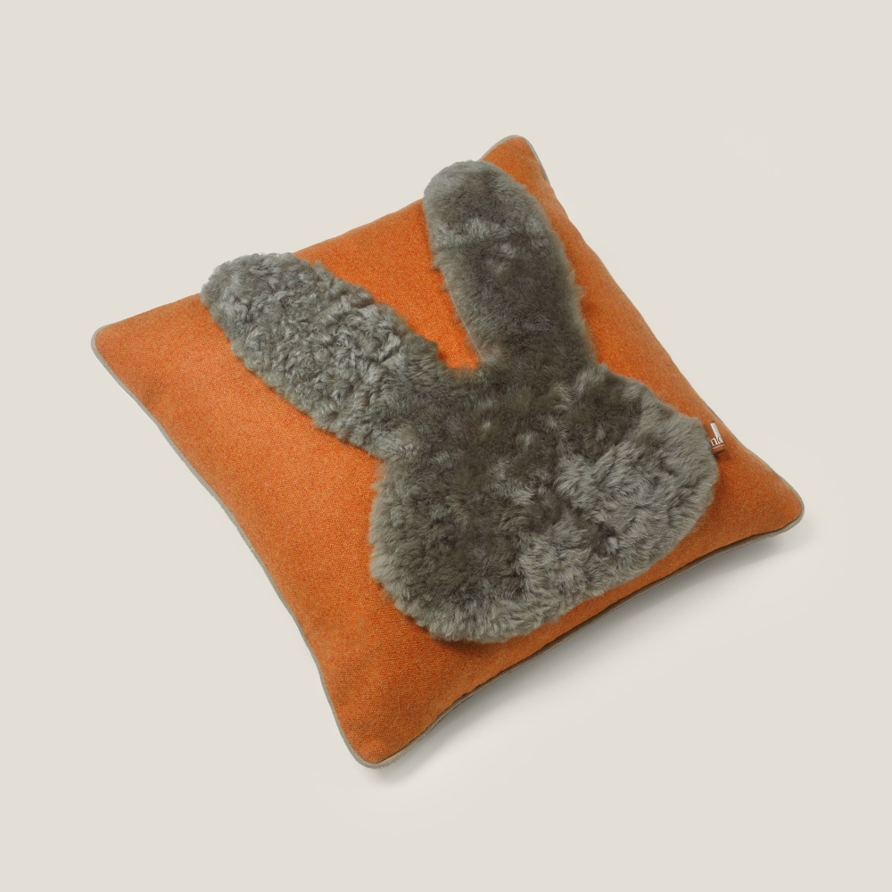 Coussin au motif naïf de tête de lapin avec des grandes oreilles