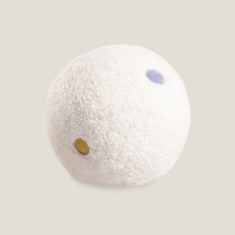 Coussin boule de qualité ludique et enfantin, coloris blanc et pastels fabriqué à la main par les ateliers Norki