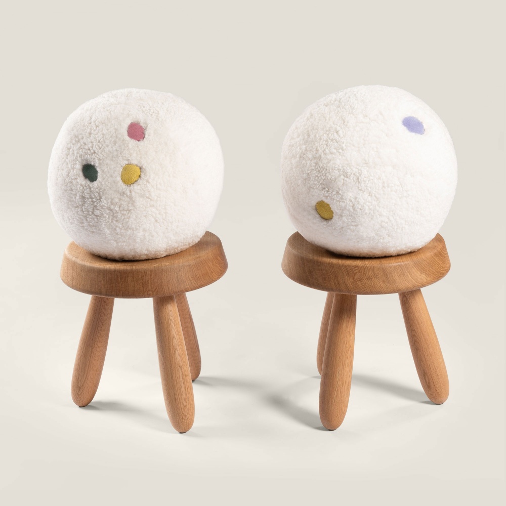 Designer stools in the style of Charlotte Perriand and large chic and decorative ball cushions