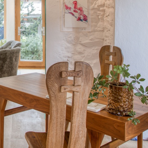 Bureau et chaises en bois pour un ambiance chaleureuse de chalet.