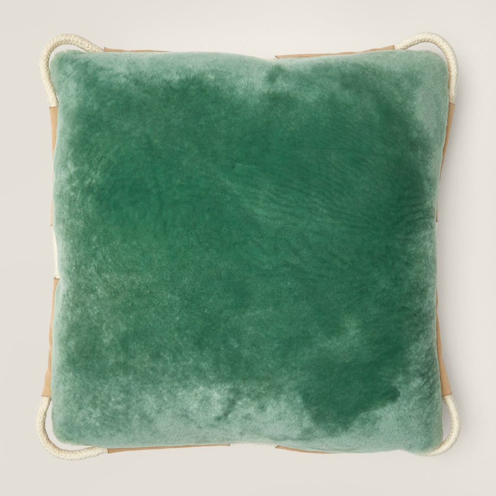 Coussin carré 50 × 50 cm, vert et beige, en agneau velours et nubuck (cuir suédé).