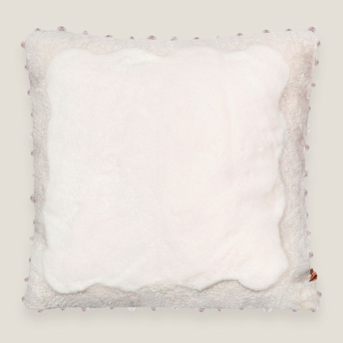 White square cushion, 50 × 50 cm, trimmed with silk tassels.